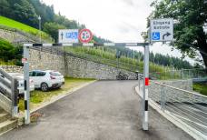 Reservierter Parkplatz und barrierefreier Nebeneingang