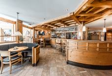 Hotel Alpin - Rezeption und Bar