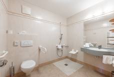 Hotel Maria Theresia: Bagno della camera 110