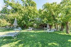 Weingut Stroblhof - Giardino e piscina naturale
