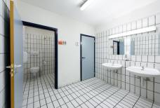 Hallenbad Meranarena - Toilette Tribüne