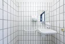 Hallenbad Meranarena - Toilette Tribüne
