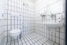 Hallenbad Meranarena - Toilette Tribüne