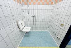 Hallenbad Meranarena - Toiletten für Besucher mit Behinderungen