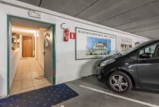 Rampe von der Tiefgarage zum Aufzug
