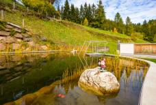 Hotel Schwarzenbach - Schwimmteich und Garten