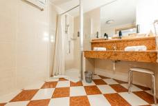 Ganis Resort - Bad im Zimmer 202