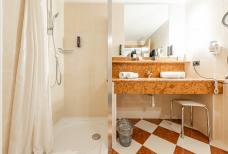 Ganis Resort - Bad im Zimmer 202
