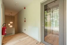 Ganis Resort - Zugangsweg vom SPA-Bereich zum Ruheraum im 1. Obergeschoss des Saunahauses