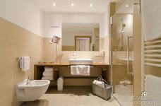 Alpenhotel Panorama: Barrierefreies Badezimmer