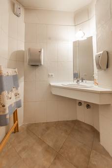 Hotel Alte Mühle in Sand in Taufers - Barrierefreie Toilette für Gäste mit Behinderungen