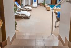Hotel Tschurtschenthaler - Stufen zum Hallenbad