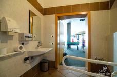 Seilbahn St. Ulrich - Furnes - Seceda: Barrierefreie Toilette Talstation 