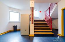 Iceforum Latsch - Treppe vom Eingangsbereich in das Obergeschoss (Bar, Tribüne)