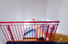 Iceforum Latsch - Treppe vom Eingangsbereich in das Obergeschoss (Bar, Tribüne)