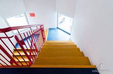 Iceforum Latsch - Treppe vom Eingangsbereich in das Obergeschoss (Bar, Tribüne)