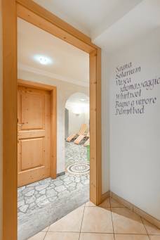 Hotel Jú Furcia - Furkelpass - St. Vigil in Enneberg: Treppe und Stufen zum Wellnessbereich