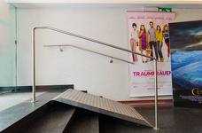 Stella Kino: Rampe im Eingangs
