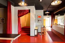 Theater: Stufen vom Eingang zum Theatersaal