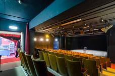 Theater: Stufen vom Eingang zum Theatersaal
