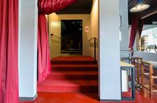 Theater: Stufen vom Eingang zum Theatersaal
