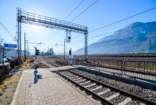 Diese Bahnsteigrampe führt zum Gleisübergang hinunter.