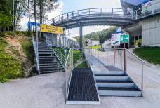 Zugangsrampe von der Bushaltestelle zur Talstation