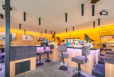 Bar und Spielplatz