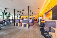 Bar und Spielplatz