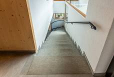 Residence Bergheim - Ferienwohnung Plätzwiese - Treppe zum Frühstücksraum