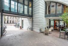 Landhausbar Bozen - Rampe per il cortile interno coperto da una vetrata, per l’area bar rialzata e per i servizi igienici