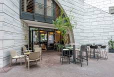 Landhausbar Bozen - Rampe per il cortile interno coperto da una vetrata, per l’area bar rialzata e per i servizi igienici