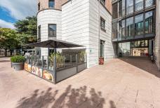 Landhausbar Bozen - Rampe per il cortile interno coperto da una vetrata, per l’area bar rialzata e per i servizi igienici