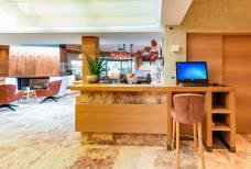 Rezeption und Bar