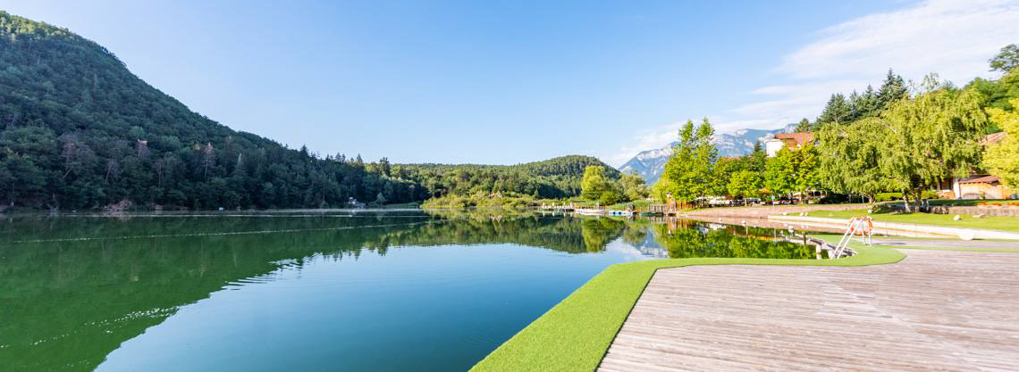 Schwimmbad und Montiggl See