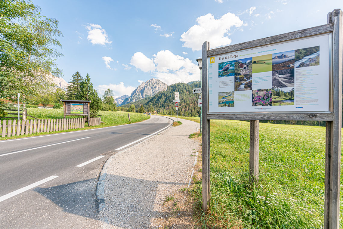 Alternative Wegstrecke mit 5 Smiley: Vom Naturparkhaus Fanes Sennes Prags zur Spiaggetta Ciamaor am Gehsteig der Strada Val dai Tamersc Straße entlang