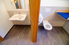 Fischerhütte Sandwirt - Barrierefreie Toilette für Besucher mit Behinderung und Wickeltisch